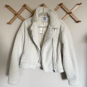 Urban outfitters crème colored Sherpa jacket. Never worn, tag still on!